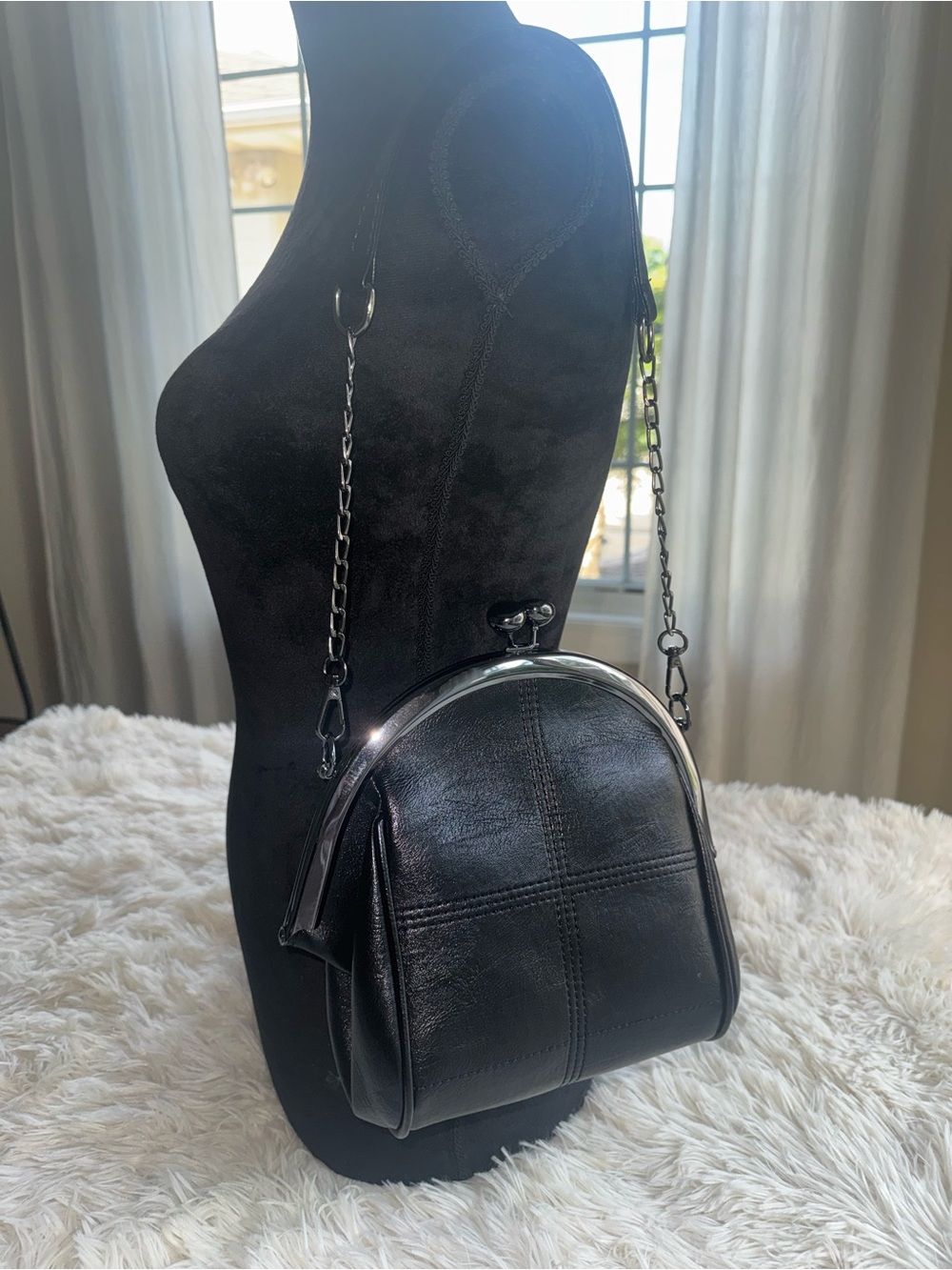 Black Kiss-Lock Crossbody/Shoulder Bag